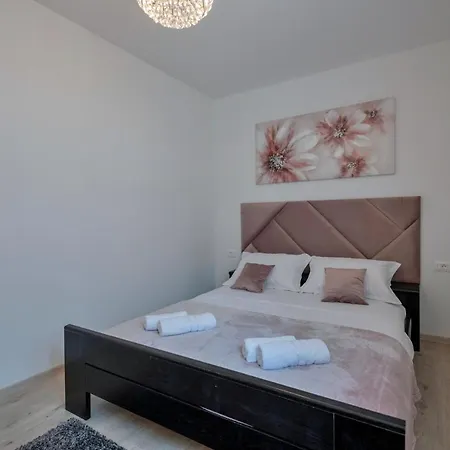 Апартаменты Luxury 2min From